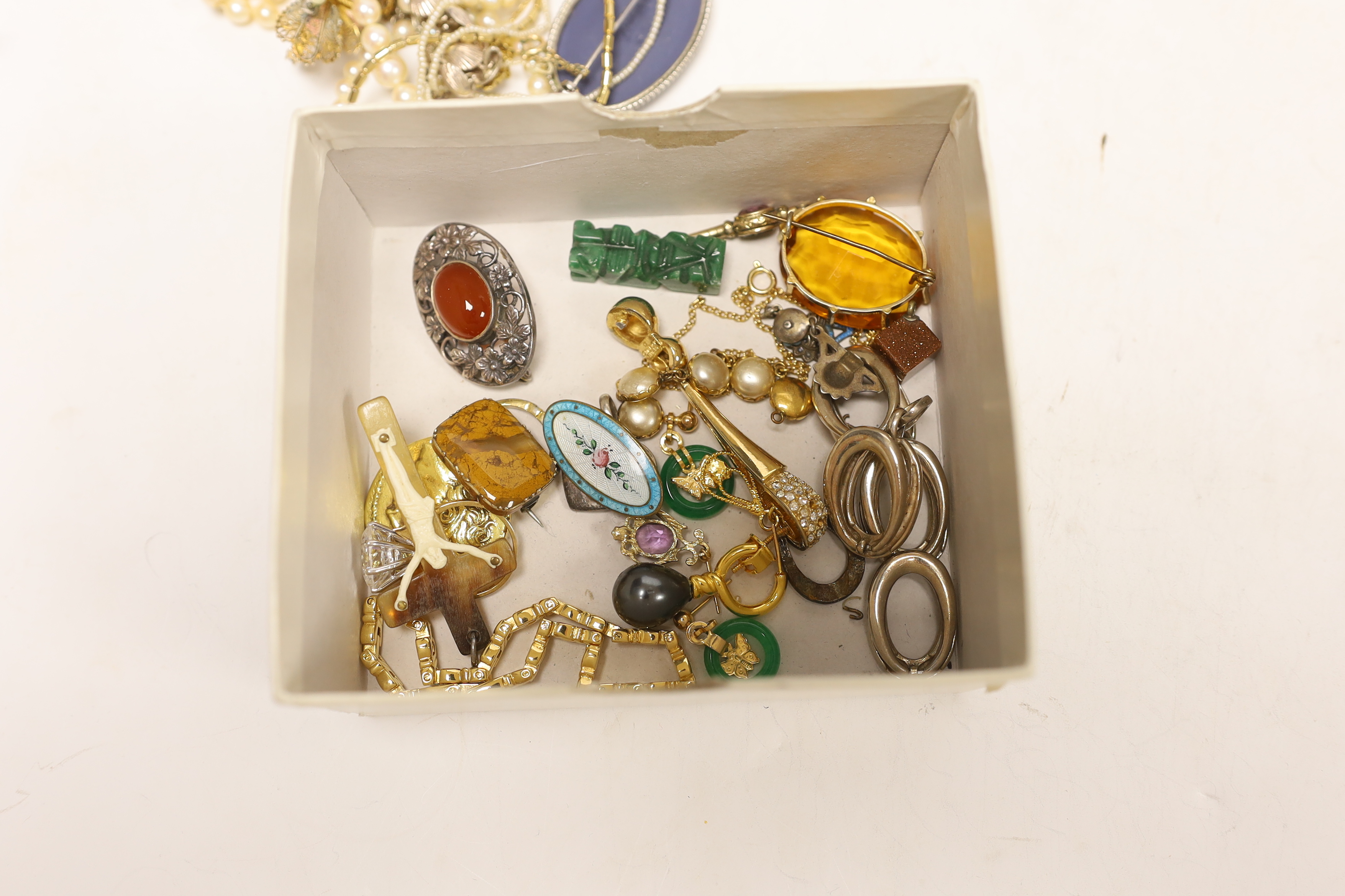 A quantity of assorted jewellery including a 9ct gold, ruby and white opal set pendant and a yellow metal mounted agate brooch.